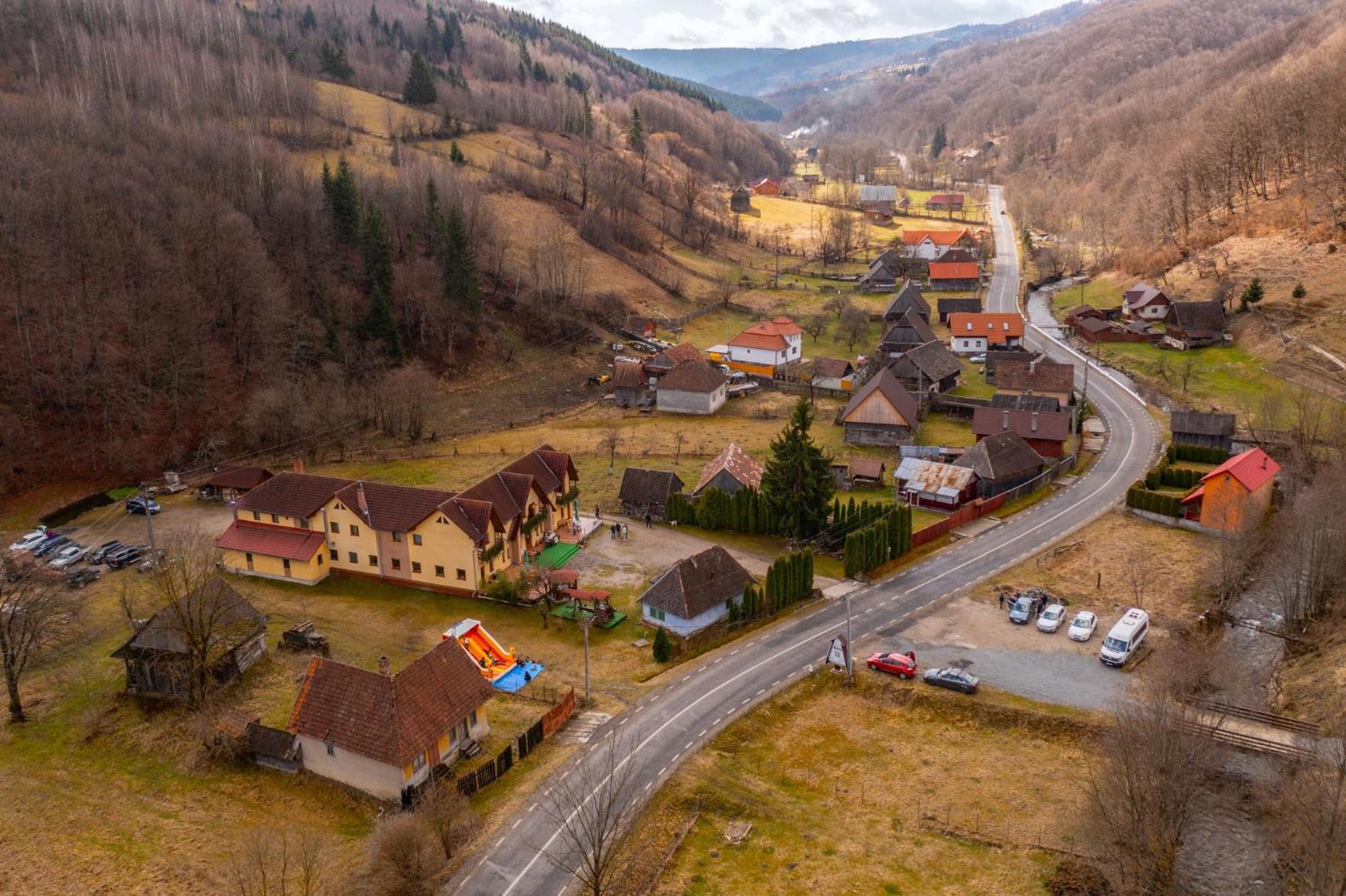 Green Mountain Resort Scrind-Frasinet ภายนอก รูปภาพ